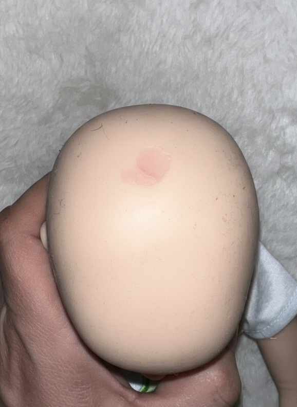  como se puede apreciar en las imágenes de detalle, la pieza presenta la muesca técnica de fabricación en la parte superior de la cabeza. 